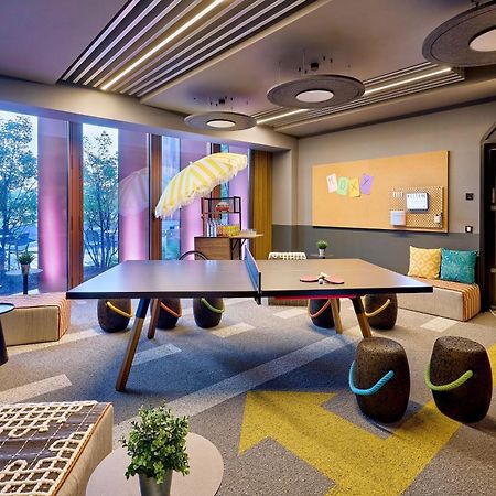 Отель Moxy Luxembourg Airport Niederanven Экстерьер фото