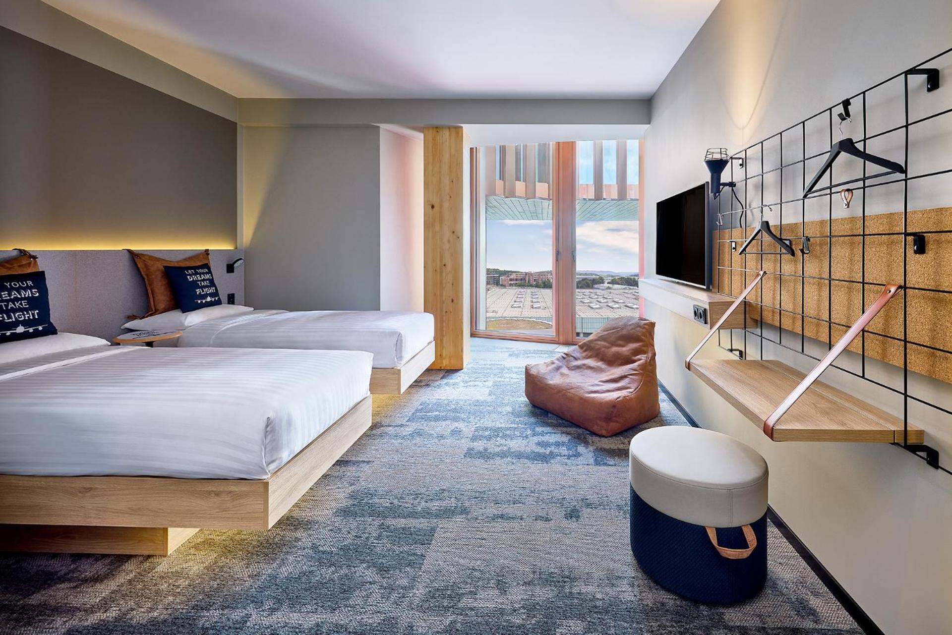 Отель Moxy Luxembourg Airport Niederanven Экстерьер фото
