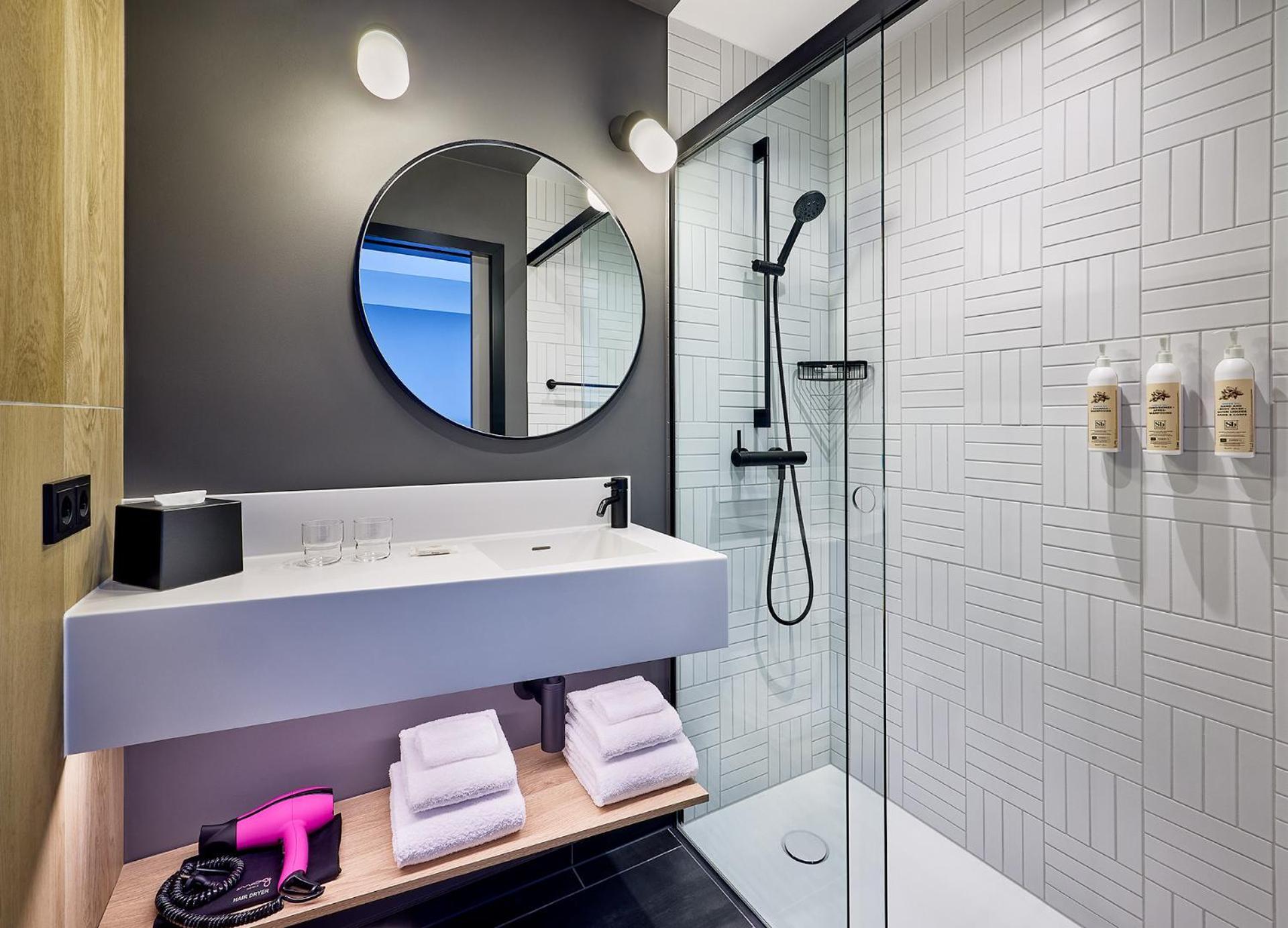 Отель Moxy Luxembourg Airport Niederanven Экстерьер фото