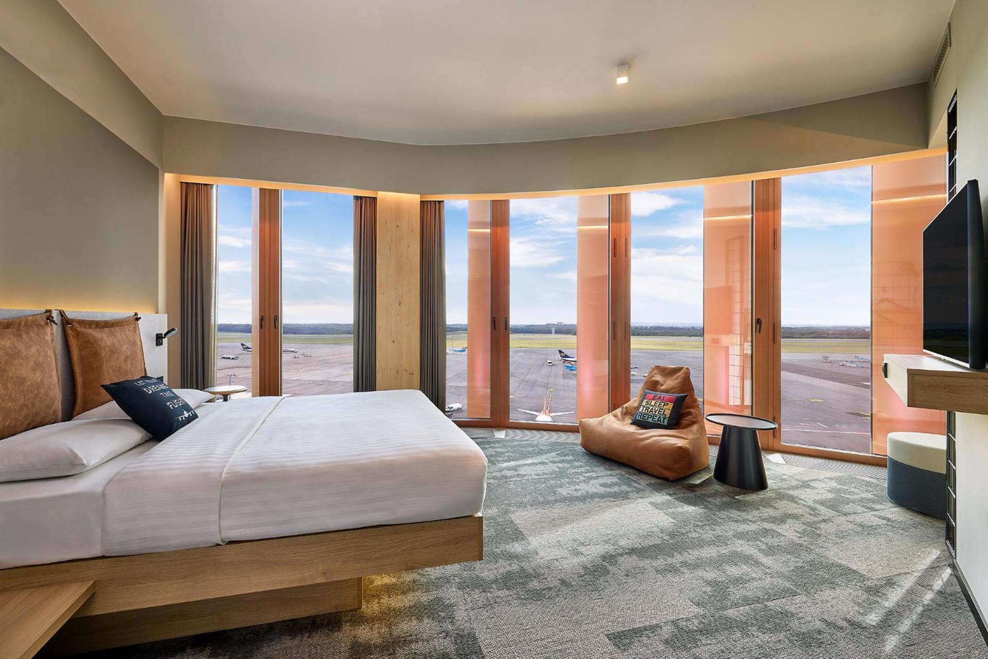 Отель Moxy Luxembourg Airport Niederanven Экстерьер фото
