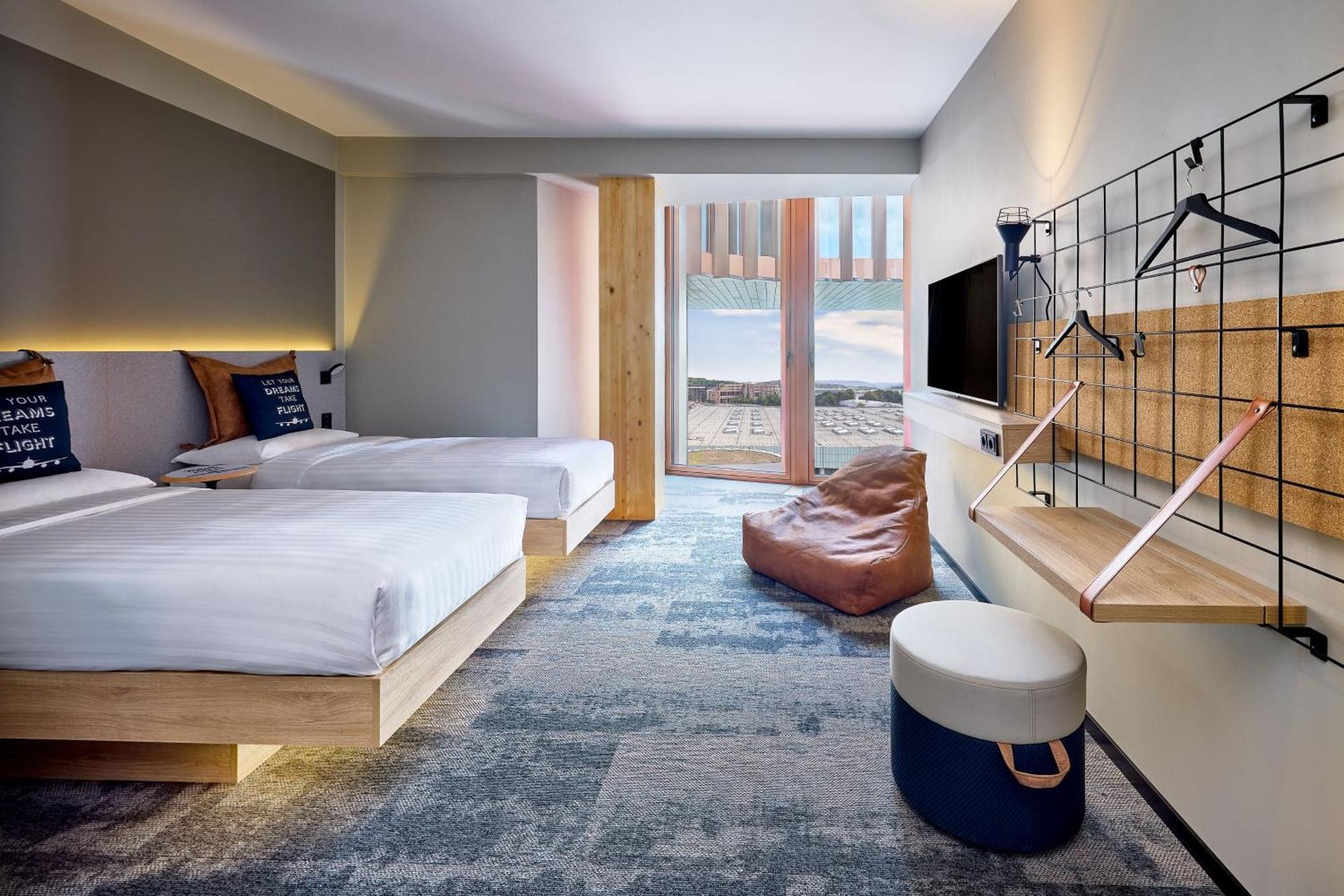 Отель Moxy Luxembourg Airport Niederanven Экстерьер фото