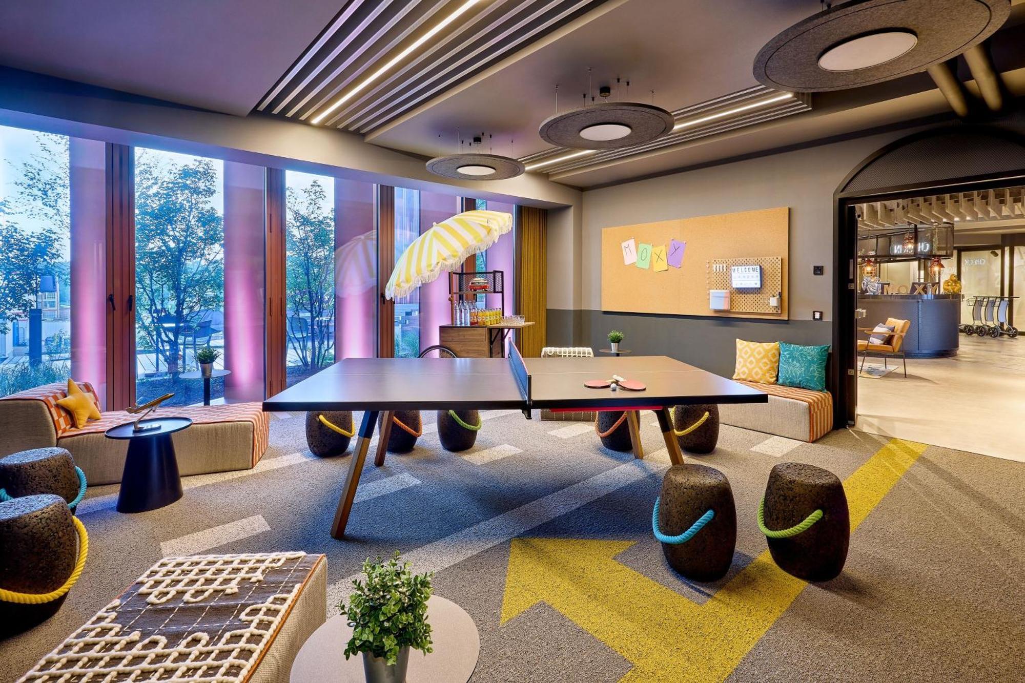 Отель Moxy Luxembourg Airport Niederanven Экстерьер фото