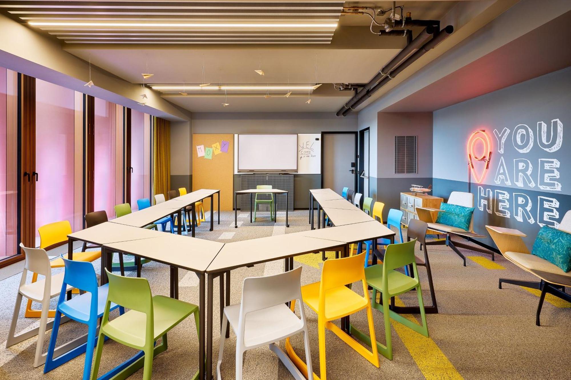 Отель Moxy Luxembourg Airport Niederanven Экстерьер фото