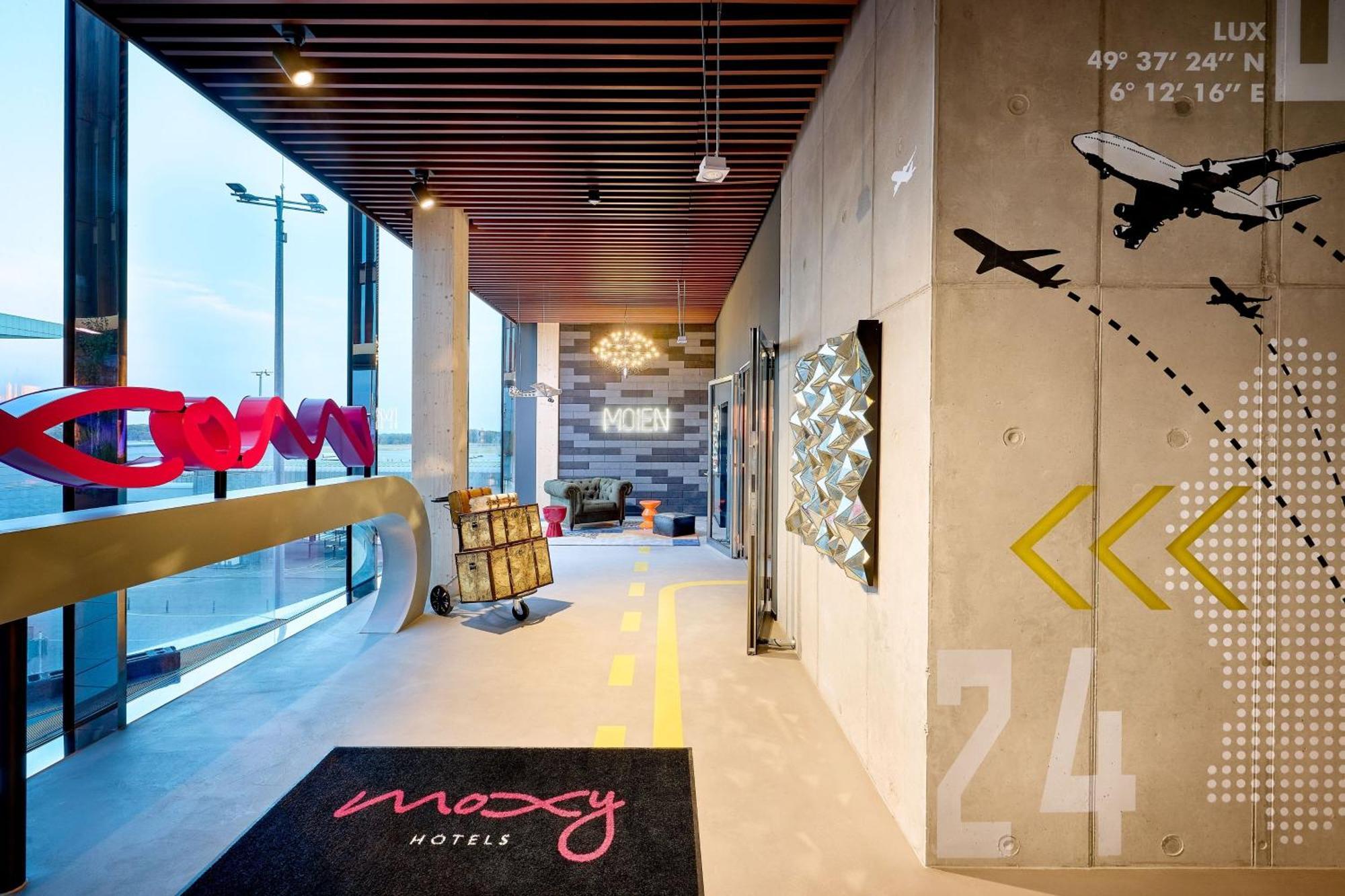 Отель Moxy Luxembourg Airport Niederanven Экстерьер фото