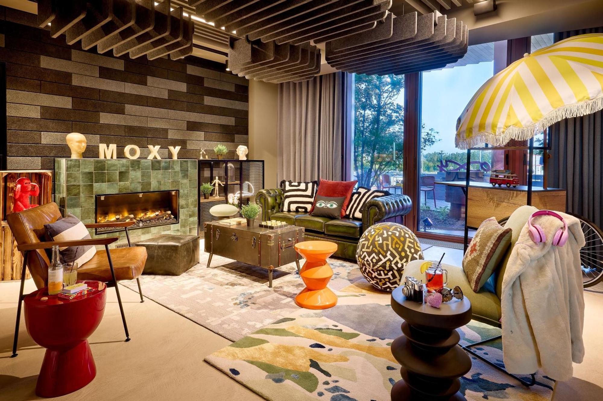 Отель Moxy Luxembourg Airport Niederanven Экстерьер фото