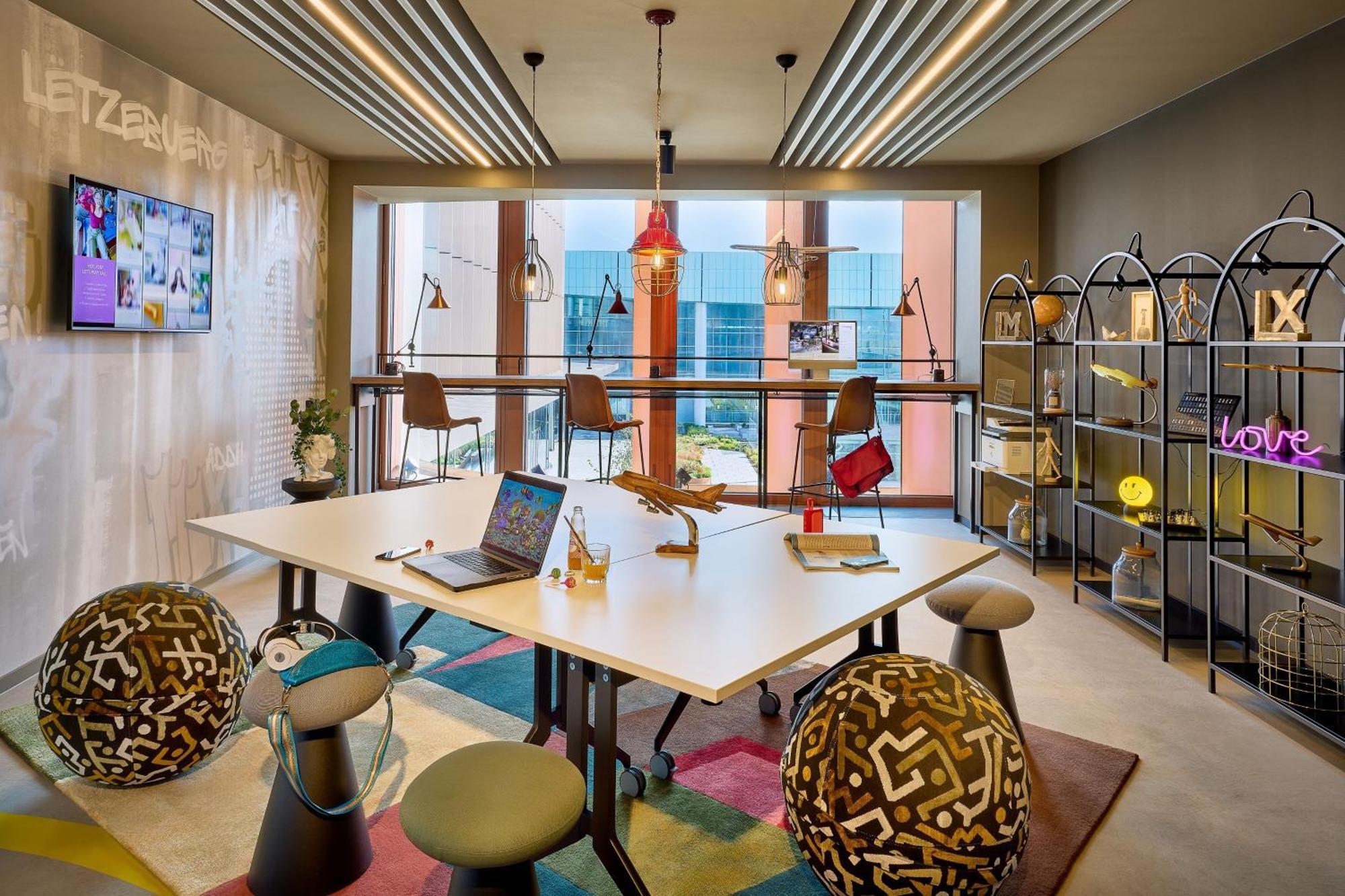 Отель Moxy Luxembourg Airport Niederanven Экстерьер фото