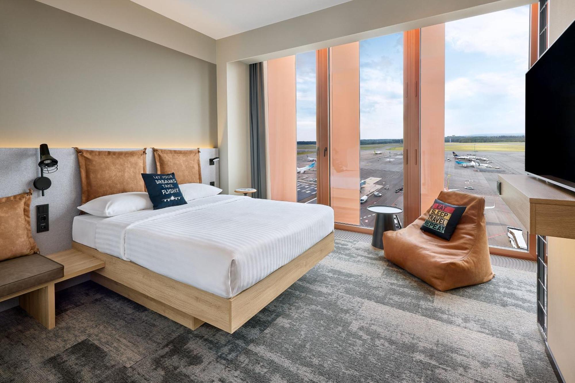 Отель Moxy Luxembourg Airport Niederanven Экстерьер фото