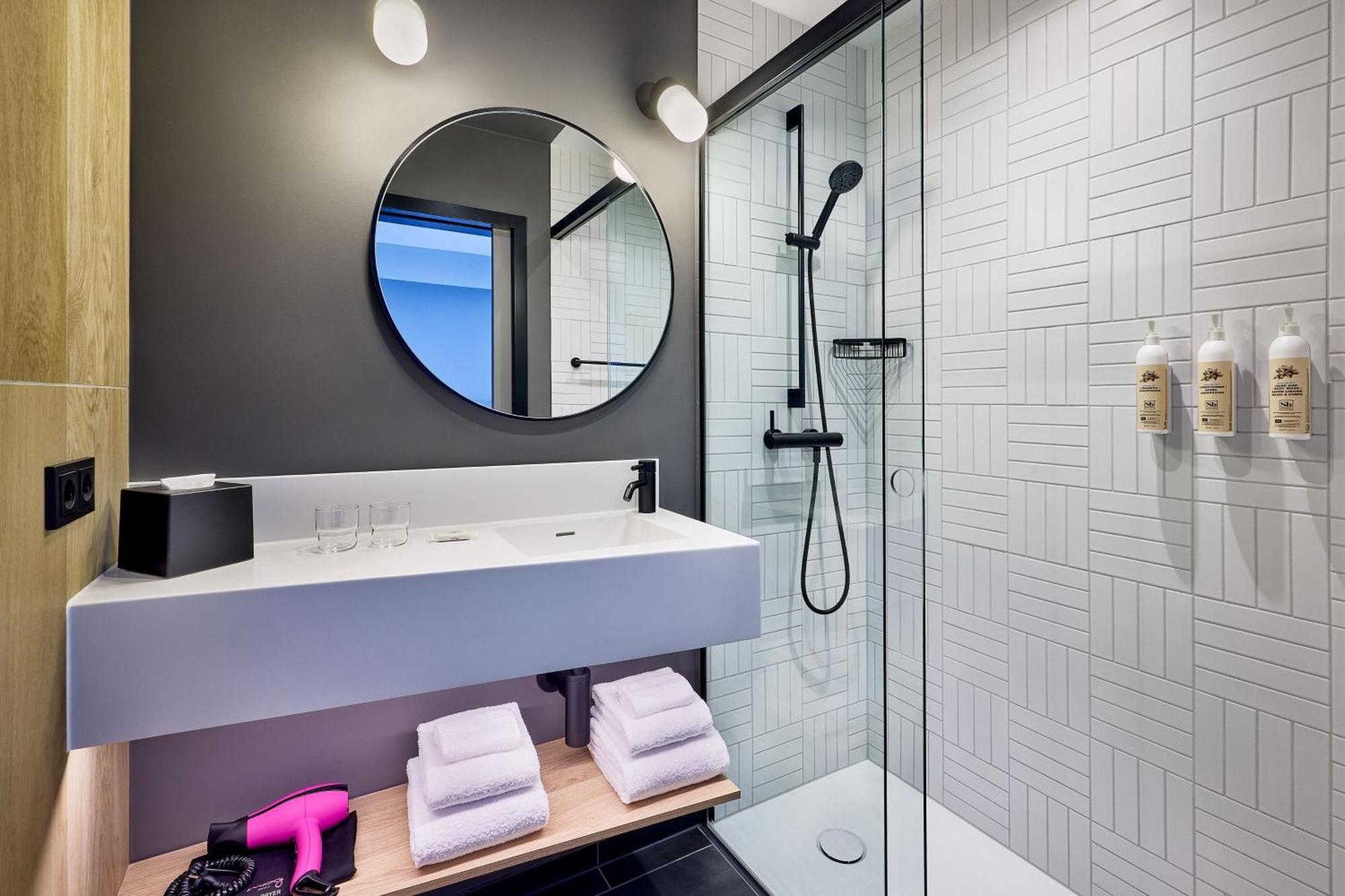 Отель Moxy Luxembourg Airport Niederanven Экстерьер фото
